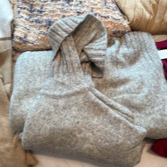 Six. Women’s assorted, sweaters size large\XL. - Picture 5 of 15